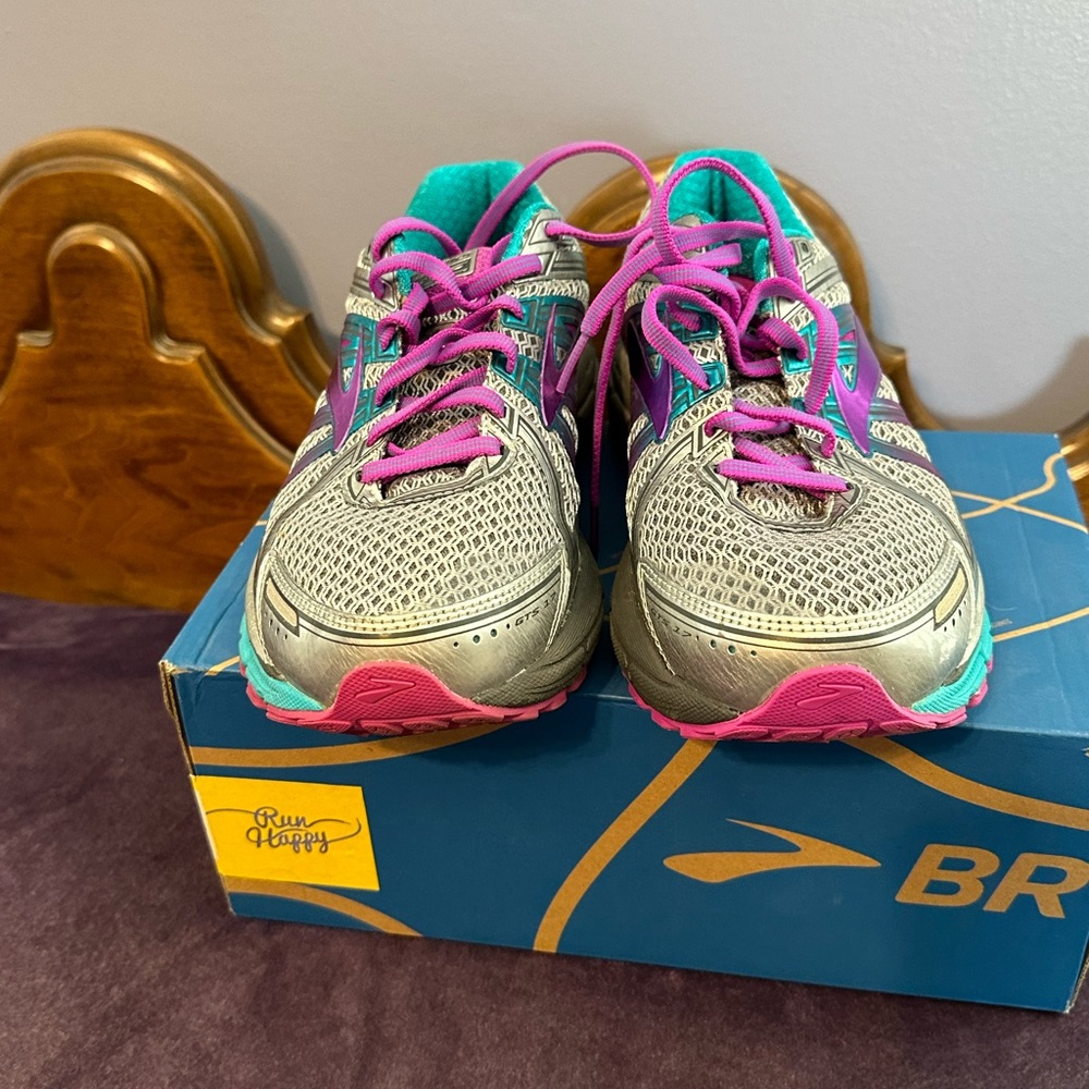 Brooks GTS Adrenaline 17 in size 9 2E in color grey/purple cactus flower.
